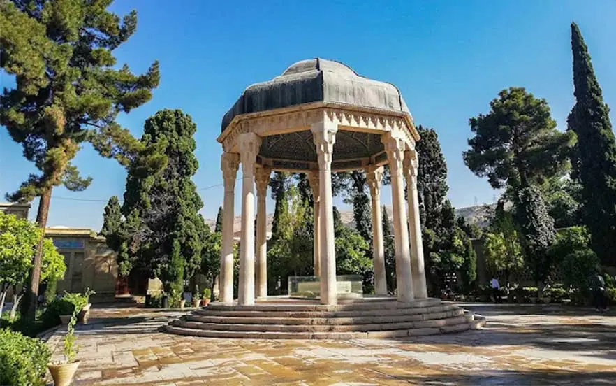 نمایی از آرامگاه حافظیه