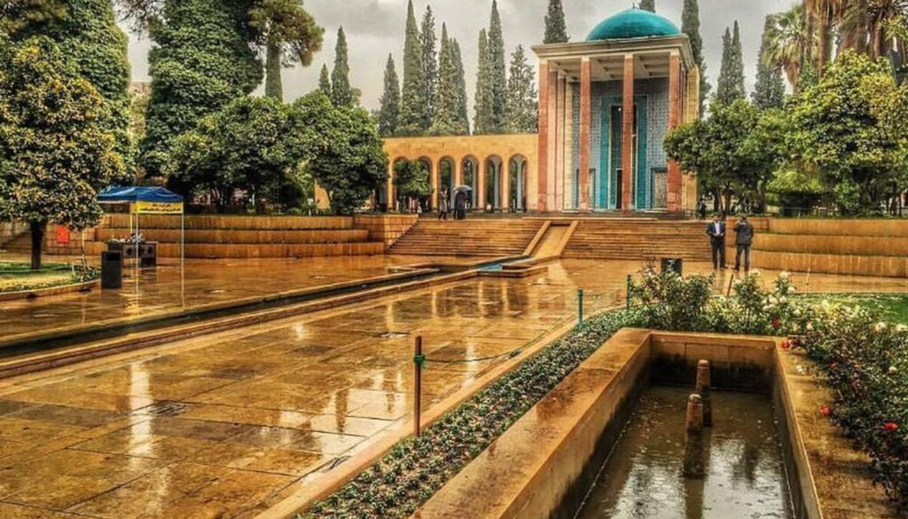نمایی از آرامگاه سعدی در شهر شیراز