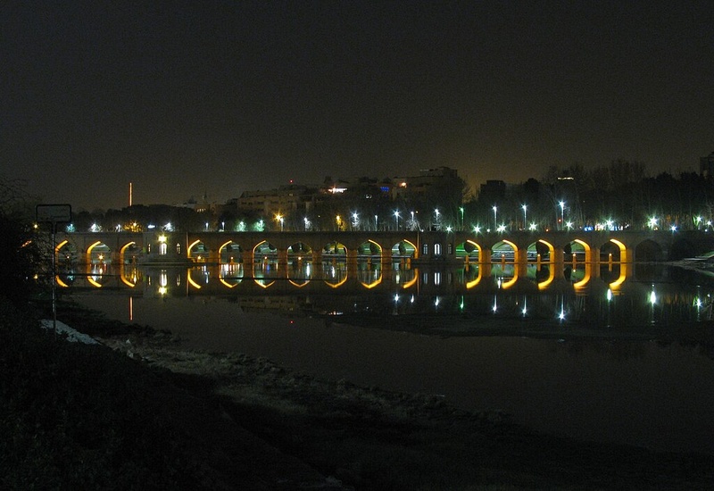 پل چوبی در شب