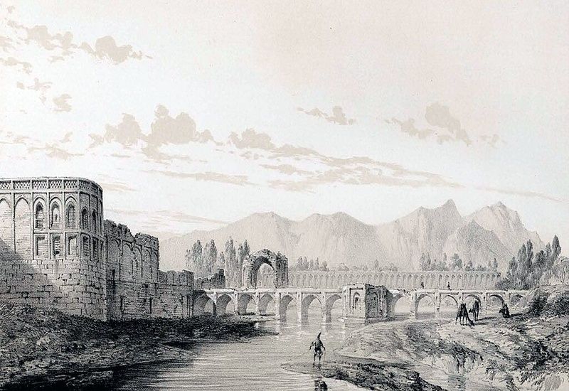 پل چوبی سیر اختصاصی کاخ هفت‌دست و کوشک آیینه‌خانه بوده است.