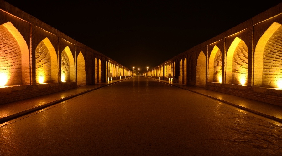 سی و سه پل در شب